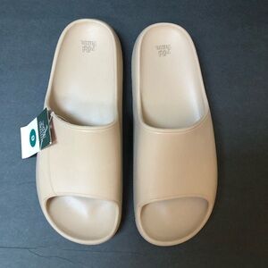 NWT women’s wild fable tan slides. Size 9